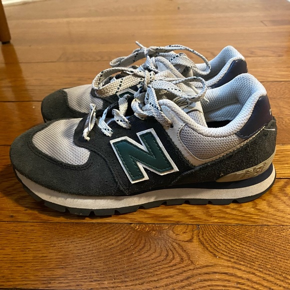 Kids New Balance sneakers, Size 2.5 - Picture 1 of 4